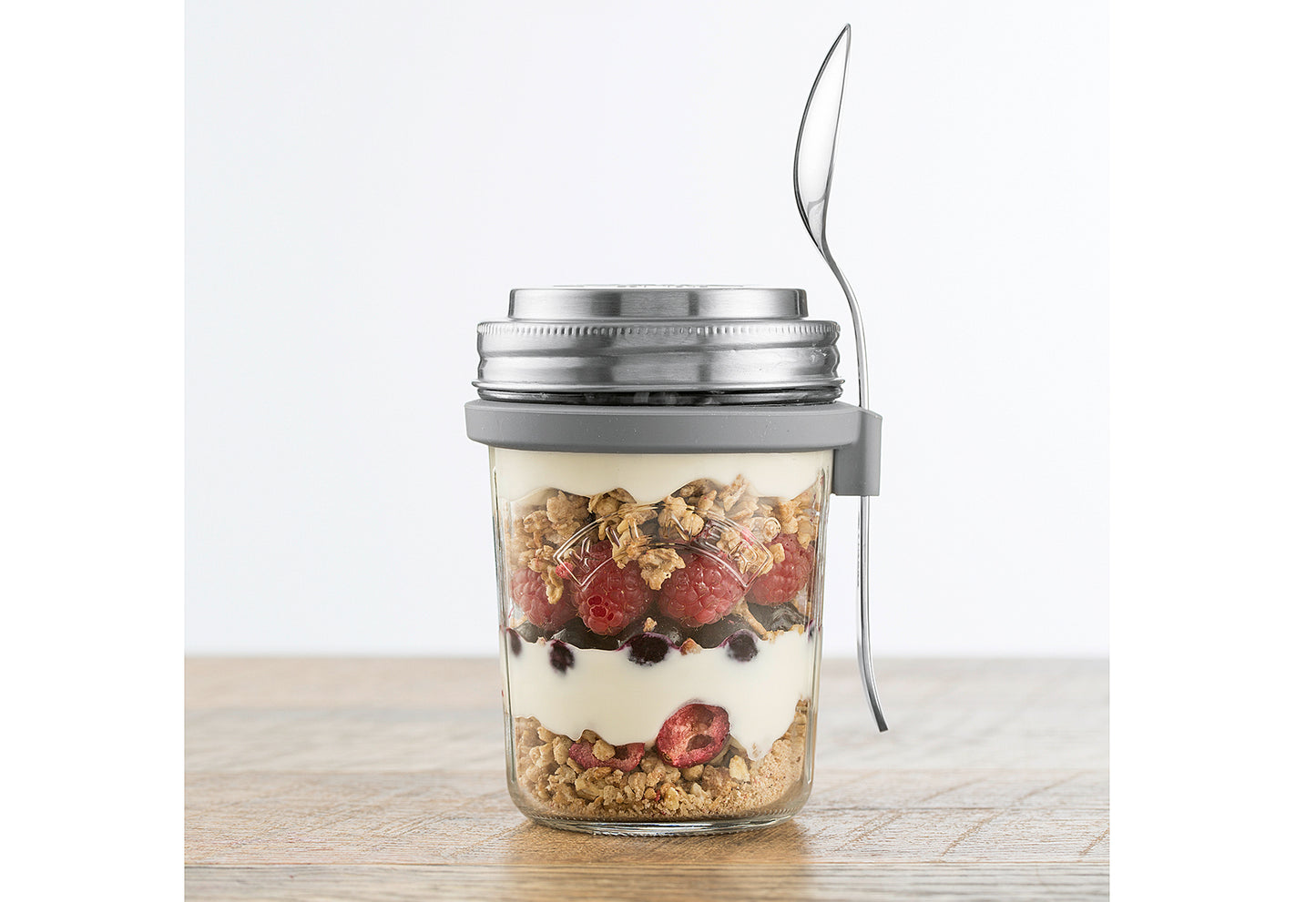 Frühstücksglas mit Löffel und Rezeptbuch