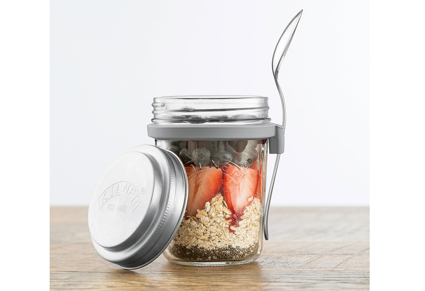 Frühstücksglas mit Löffel und Rezeptbuch