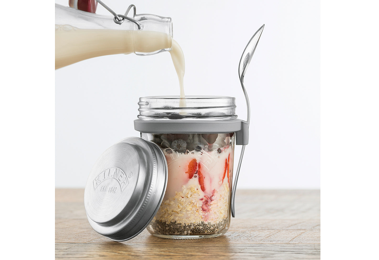 Frühstücksglas mit Löffel und Rezeptbuch