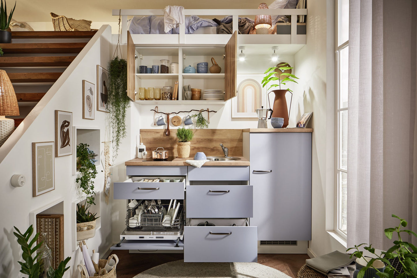 Pastellblaue Küche mit Geschirrspüler und Kühlschrank