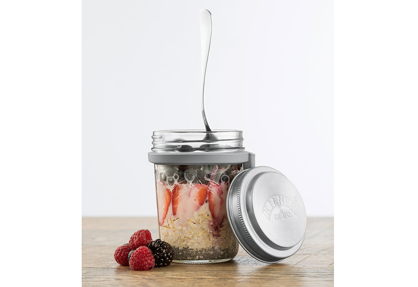Frühstücksglas mit Löffel und Rezeptbuch