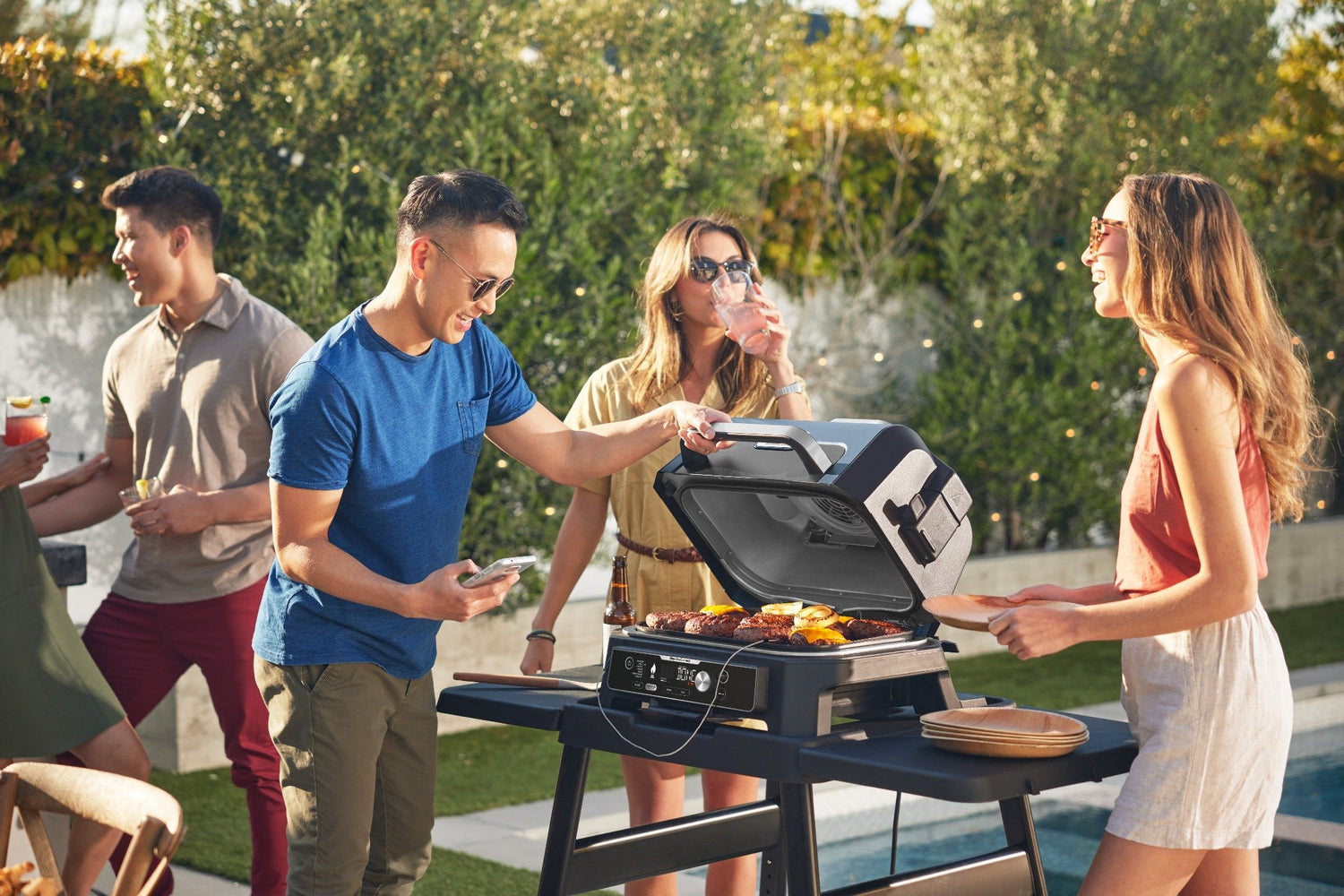 Geselliges Grillen mit dem Ninja OG901EU Kontaktgrill – ideal für Gartenpartys, jetzt bei Ruder Home entdecken.