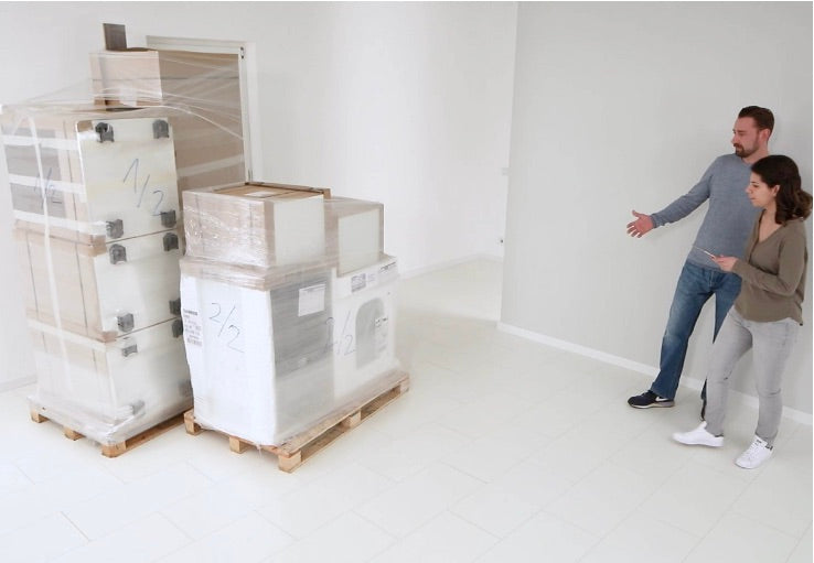 Video laden: Einfacher Schritt-für-Schritt-Aufbau einer Fertigküche – von der Lieferung bis zur Montage. Sehen Sie, wie Schränke, Arbeitsplatte und Elektrogeräte leicht zusammengesetzt werden, damit Sie Ihre Küche ganz einfach selbst aufbauen können!