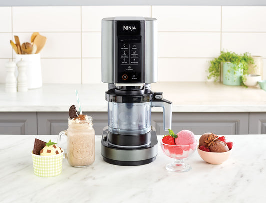 Ninja NC300EU – Die Revolution der Eiszubereitung für Zuhause

Die Ninja NC300EU bringt die Welt der Eiscreme direkt in deine Küche! Diese leistungsstarke Eismaschine verwandelt gefrorene Zutaten im Handumdrehen in cremiges Speiseeis, erfrischendes Sorbet oder samtiges Gelato – ganz ohne künstliche Zusätze.

Dank der innovativen Creamify™-Technologie sorgt die Ninja NC300EU für eine gleichmäßige Textur und intensiven Geschmack. Einfach die vorbereitete Mischung einfrieren, in die Maschine einsetzen und mit 